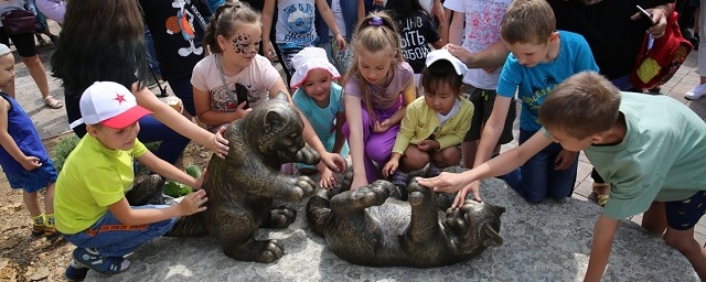 В Горно-Алтайске открыли Аллею снежного барса со скульптурами краснокнижного животного